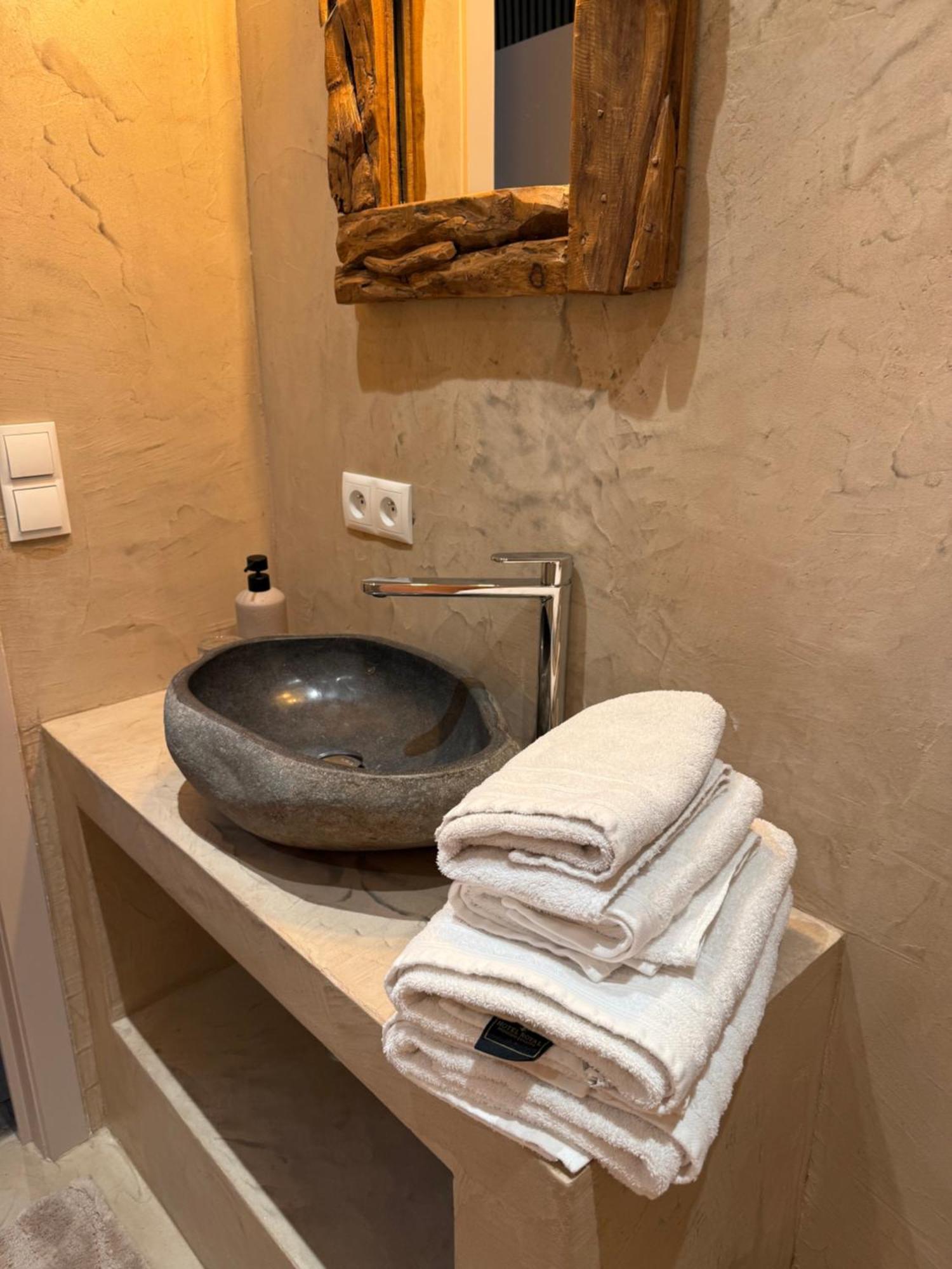 Hotel Giorgi Et Logements Insolites-Jacuzzi Prive Бастонь Экстерьер фото